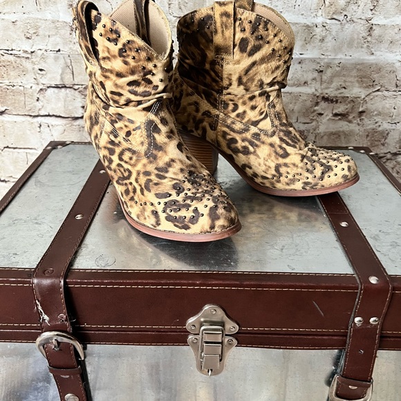 Dingo Leopard Booties - Picture 2 of 5